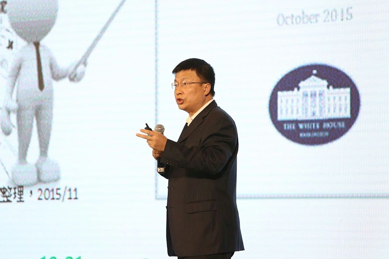 華東理工大學(xué)生物反應(yīng)器工程國家重點實驗室主任張立新教授作《微生物，高智商，大產(chǎn)業(yè)》的主題報告。