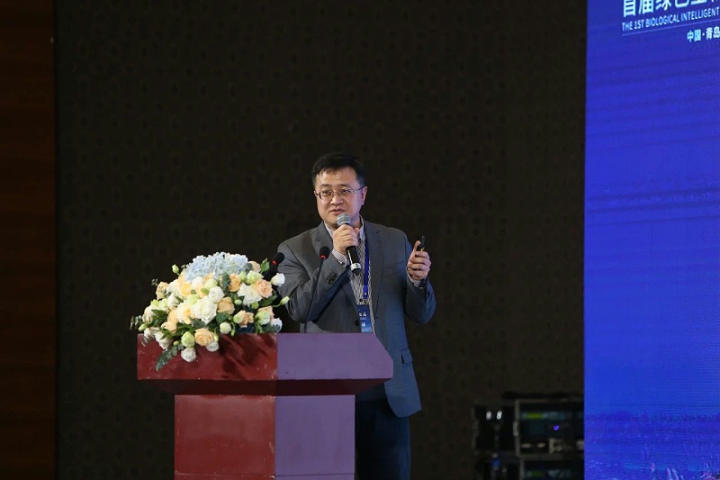 中國科學(xué)院青島生物能源與過程研究所呂雪峰副所長作《藍細菌不“藍”，土曲霉不“土”，合成生物技術(shù)與微生物制造工程》的主題報告。