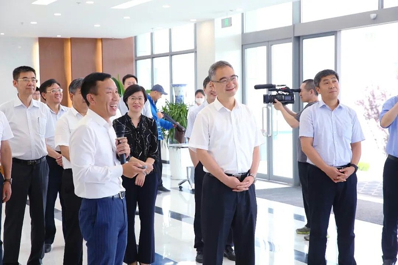山東省委常委、青島市委書記王清憲調(diào)研蔚藍(lán)生物人才工作