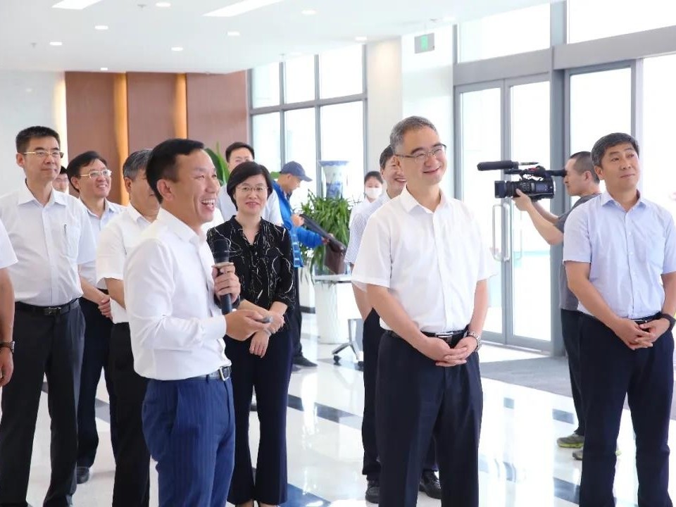 山東省委常委、青島市委書記王清憲調(diào)研蔚藍(lán)生物人才工作